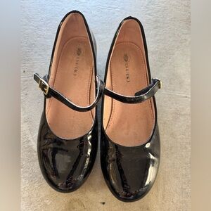Black patent Mary Jane’s, low heel, size 4